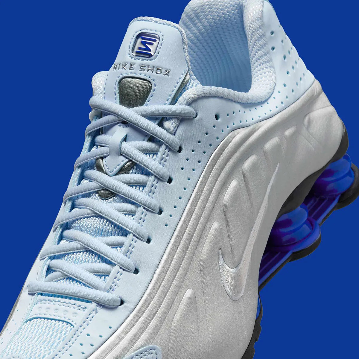 Nike Shox R4 Blue Tint avec finition bleu clair et amorti Nike Shox au talon.