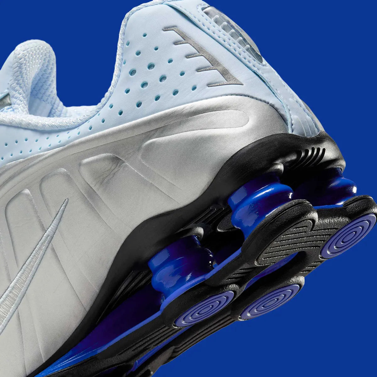 Nike Shox R4 Blue Tint avec finition bleu clair et amorti Nike Shox au talon.Nike Shox R4 Blue Tint avec finition bleu clair et amorti Nike Shox au talon.