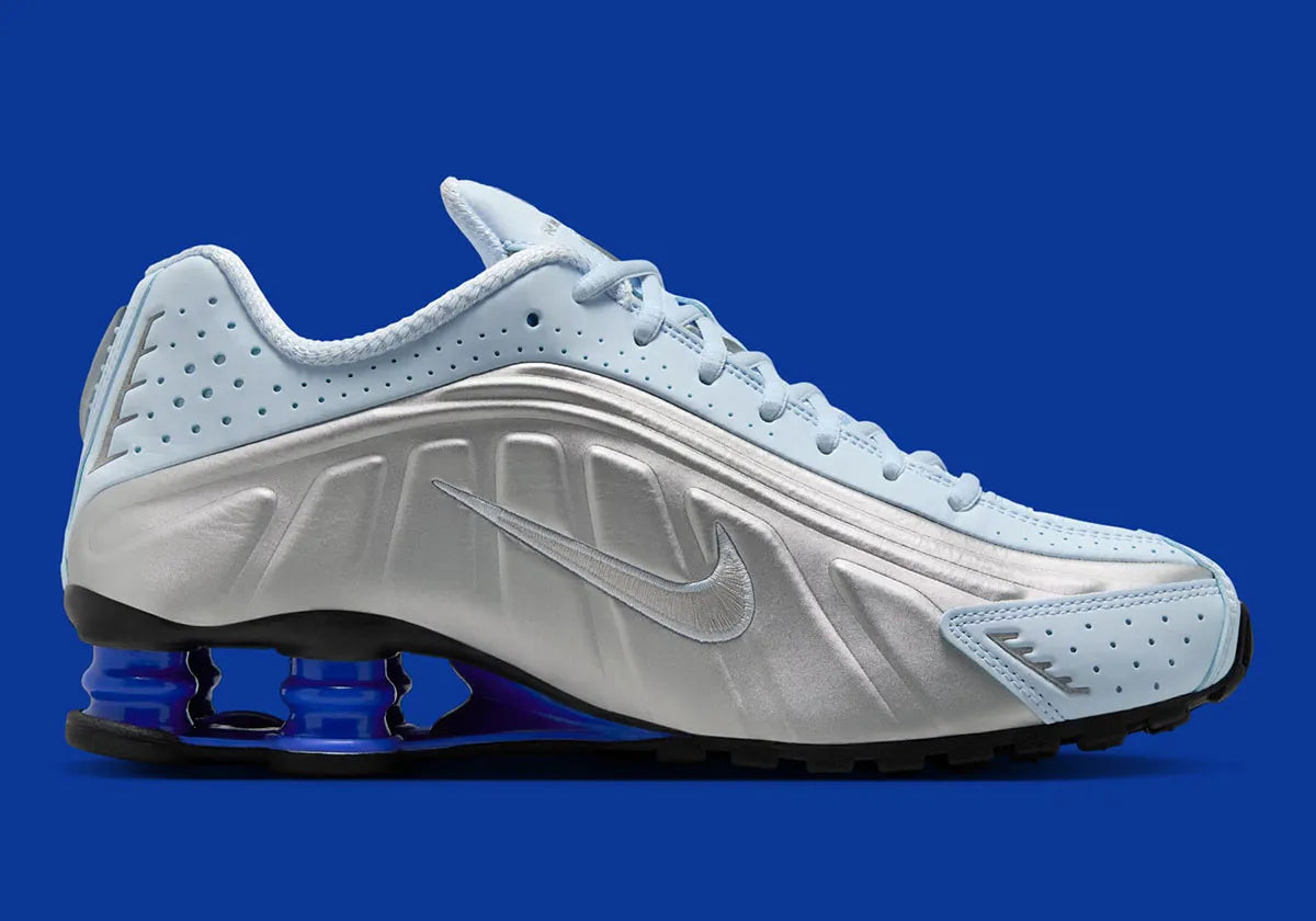 Nike Shox R4 Blue Tint avec finition bleu clair et amorti Nike Shox au talon.