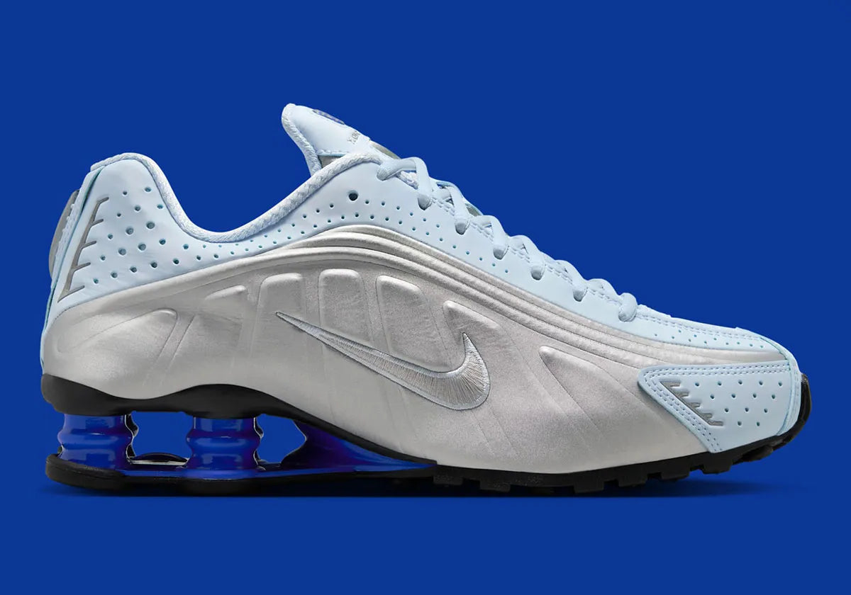 Nike Shox R4 Blue Tint avec finition bleu clair et amorti Nike Shox au talon.