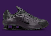 Nike Shox R4 Cave Purple Black noires avec détails violet Cave Purple et amorti Nike Shox.