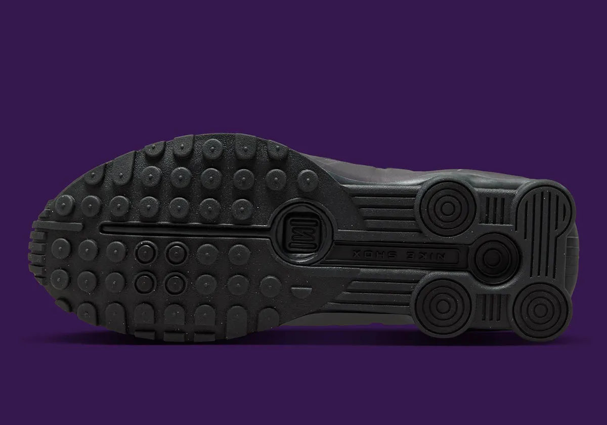Nike Shox R4 Cave Purple Black noires avec détails violet Cave Purple et amorti Nike Shox.