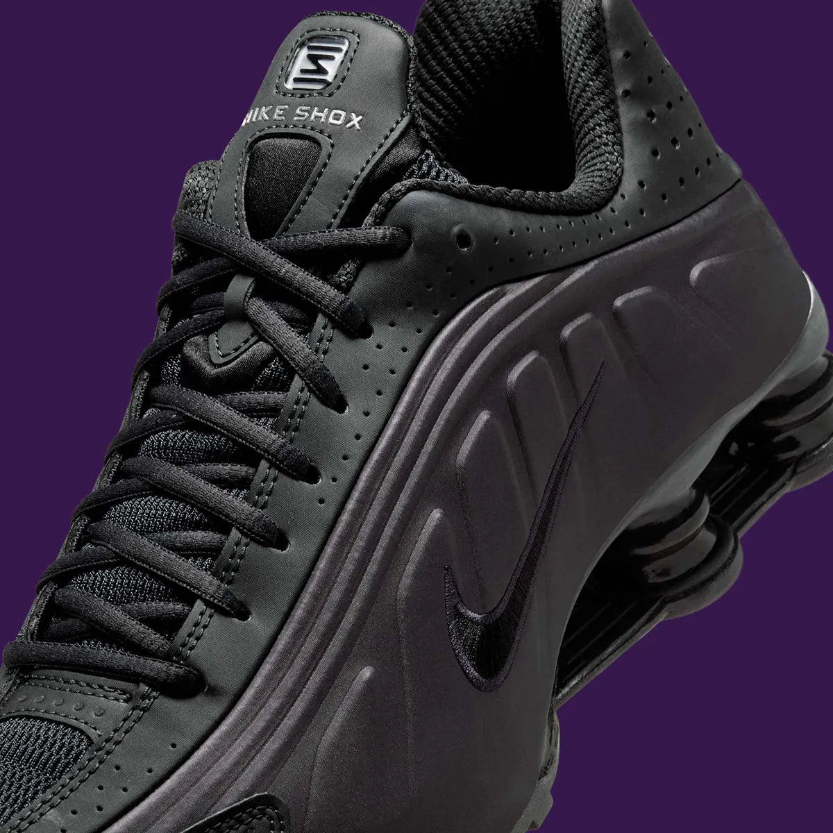 Nike Shox R4 Cave Purple Black noires avec détails violet Cave Purple et amorti Nike Shox.