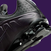 Nike Shox R4 Cave Purple Black noires avec détails violet Cave Purple et amorti Nike Shox.