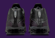 Nike Shox R4 Cave Purple Black noires avec détails violet Cave Purple et amorti Nike Shox.