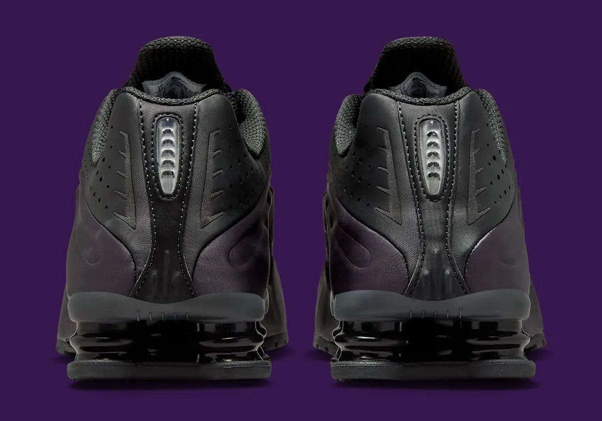 Nike Shox R4 Cave Purple Black noires avec détails violet Cave Purple et amorti Nike Shox.