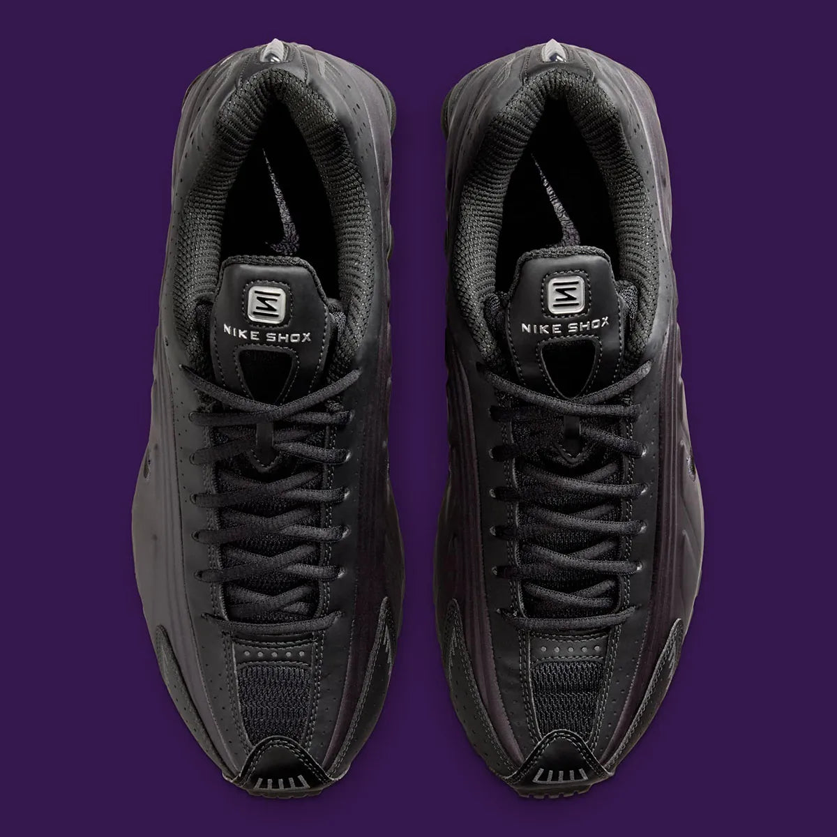 Nike Shox R4 Cave Purple Black noires avec détails violet Cave Purple et amorti Nike Shox.