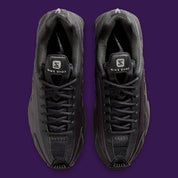 Nike Shox R4 Cave Purple Black noires avec détails violet Cave Purple et amorti Nike Shox.