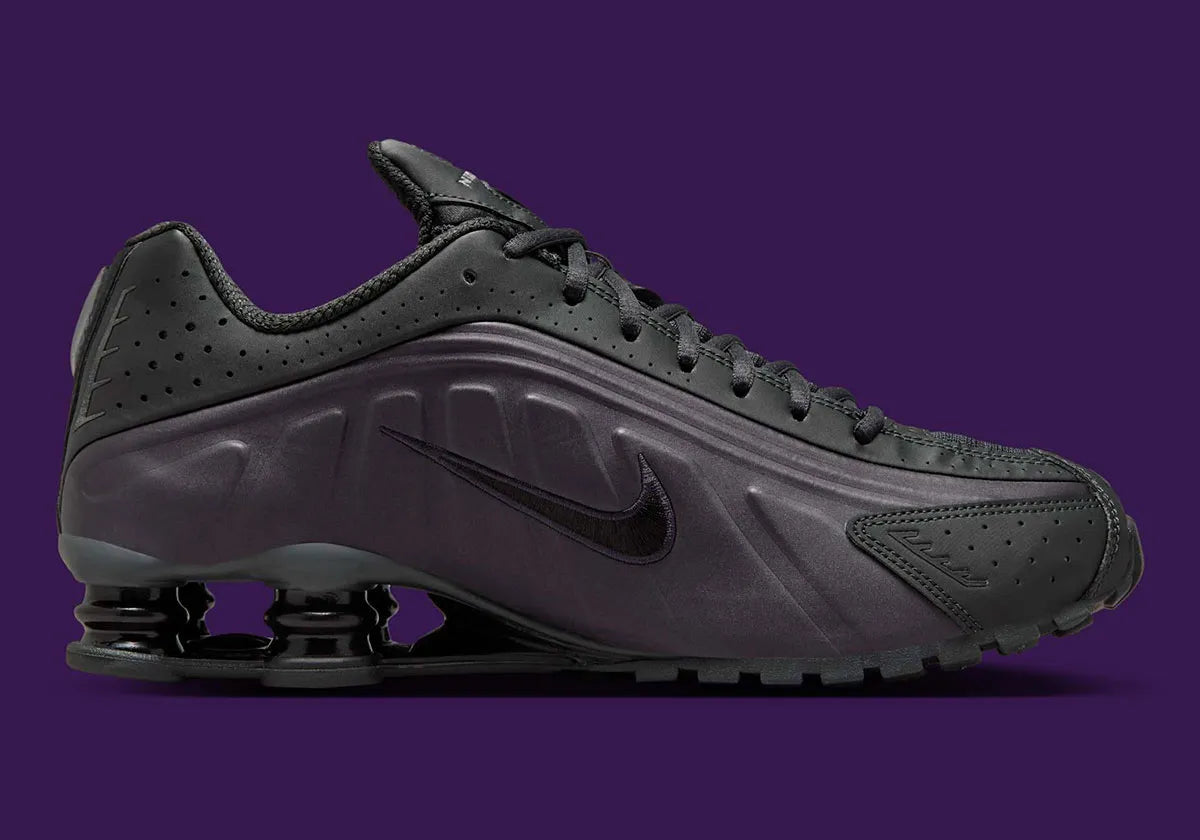 Nike Shox R4 Cave Purple Black noires avec détails violet Cave Purple et amorti Nike Shox.