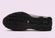 Nike Shox R4 Sakura avec finition rose Sakura et amorti Nike Shox au talon.