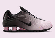 Nike Shox R4 Sakura avec finition rose Sakura et amorti Nike Shox au talon.