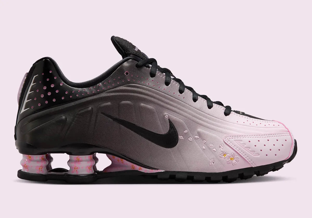 Nike Shox R4 Sakura avec finition rose Sakura et amorti Nike Shox au talon.
