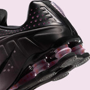 Nike Shox R4 Sakura avec finition rose Sakura et amorti Nike Shox au talon.