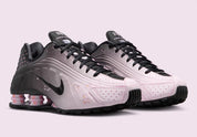 Nike Shox R4 Sakura avec finition rose Sakura et amorti Nike Shox au talon.