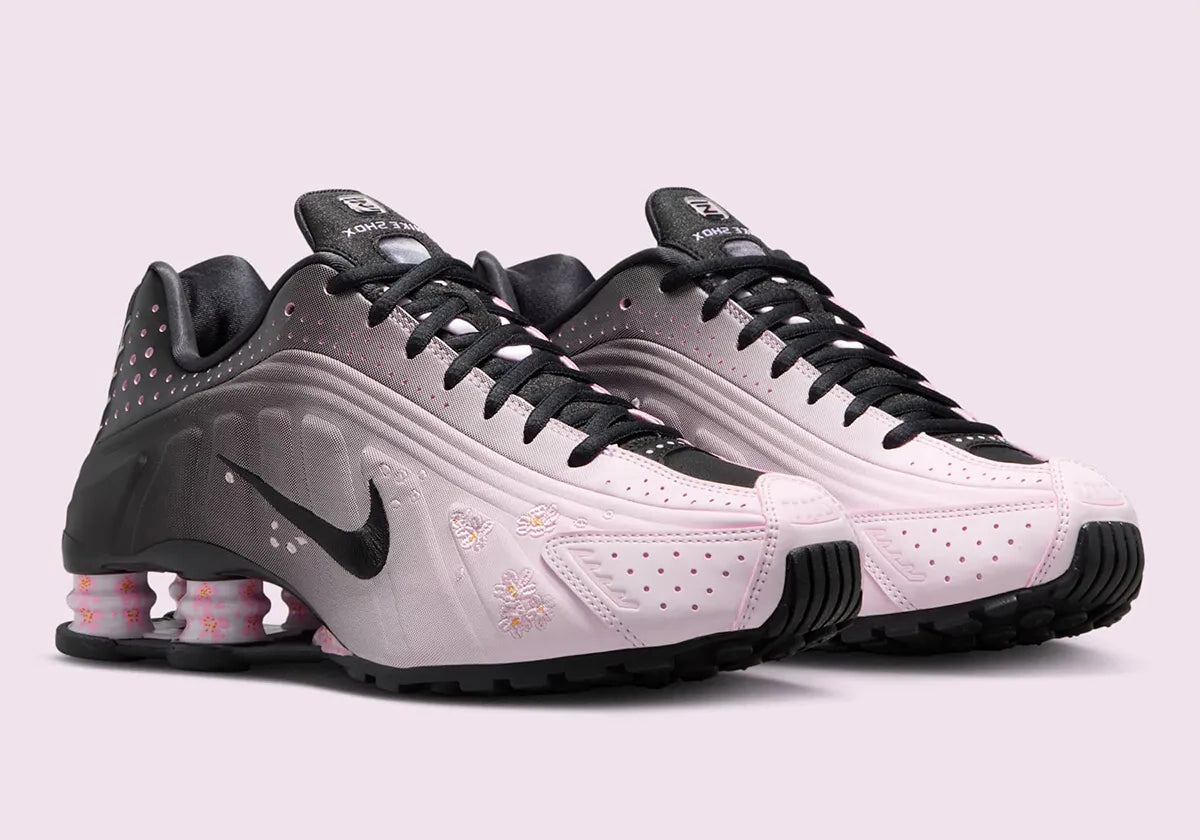 Nike Shox R4 Sakura avec finition rose Sakura et amorti Nike Shox au talon.
