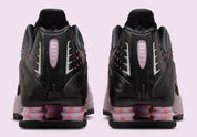 Nike Shox R4 Sakura avec finition rose Sakura et amorti Nike Shox au talon.