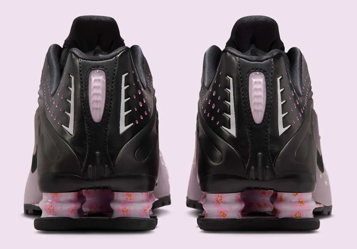 Nike Shox R4 Sakura avec finition rose Sakura et amorti Nike Shox au talon.