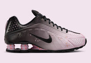 Nike Shox R4 Sakura avec finition rose Sakura et amorti Nike Shox au talon.