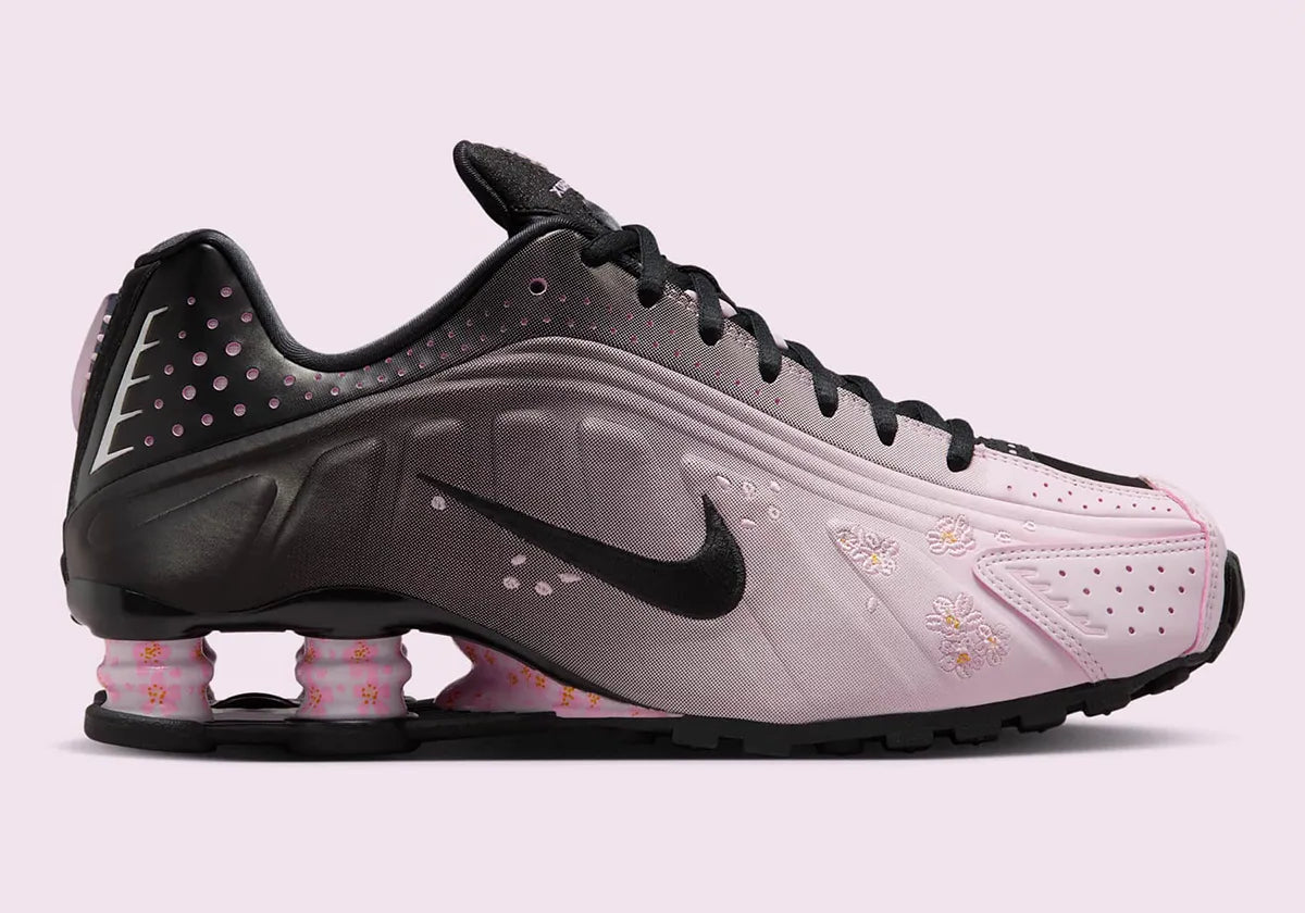 Nike Shox R4 Sakura avec finition rose Sakura et amorti Nike Shox au talon.
