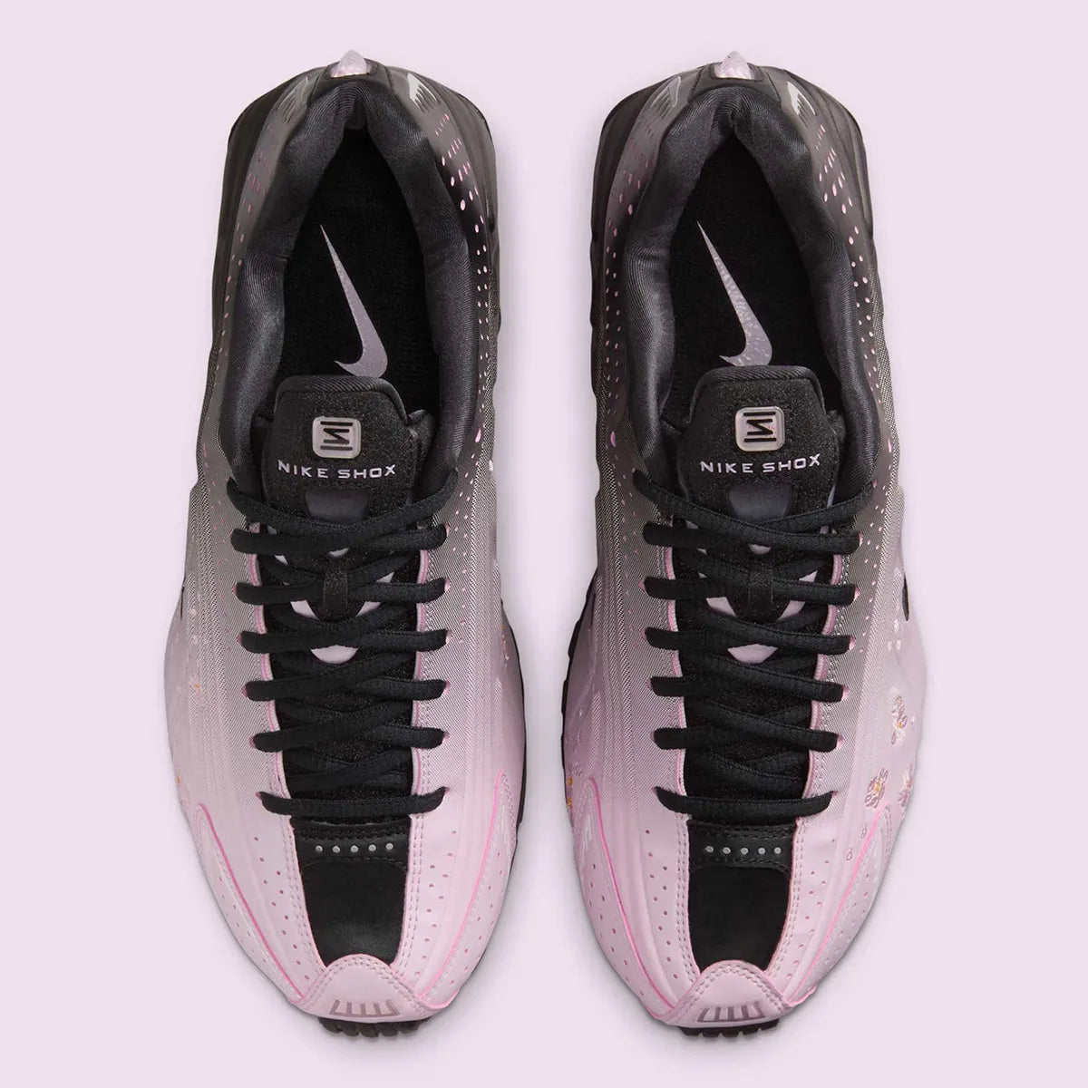 Nike Shox R4 Sakura avec finition rose Sakura et amorti Nike Shox au talon.