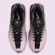 Nike Shox R4 Sakura avec finition rose Sakura et amorti Nike Shox au talon.