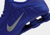 Nike Shox R4 Racer Blue Metallic Silver – sneakers premium rétro-futuristes pour lifestyle et running, vue de face sur la semelle