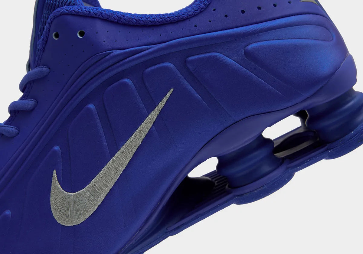 Nike Shox R4 Racer Blue Metallic Silver – sneakers premium rétro-futuristes pour lifestyle et running, vue de face sur la semelle