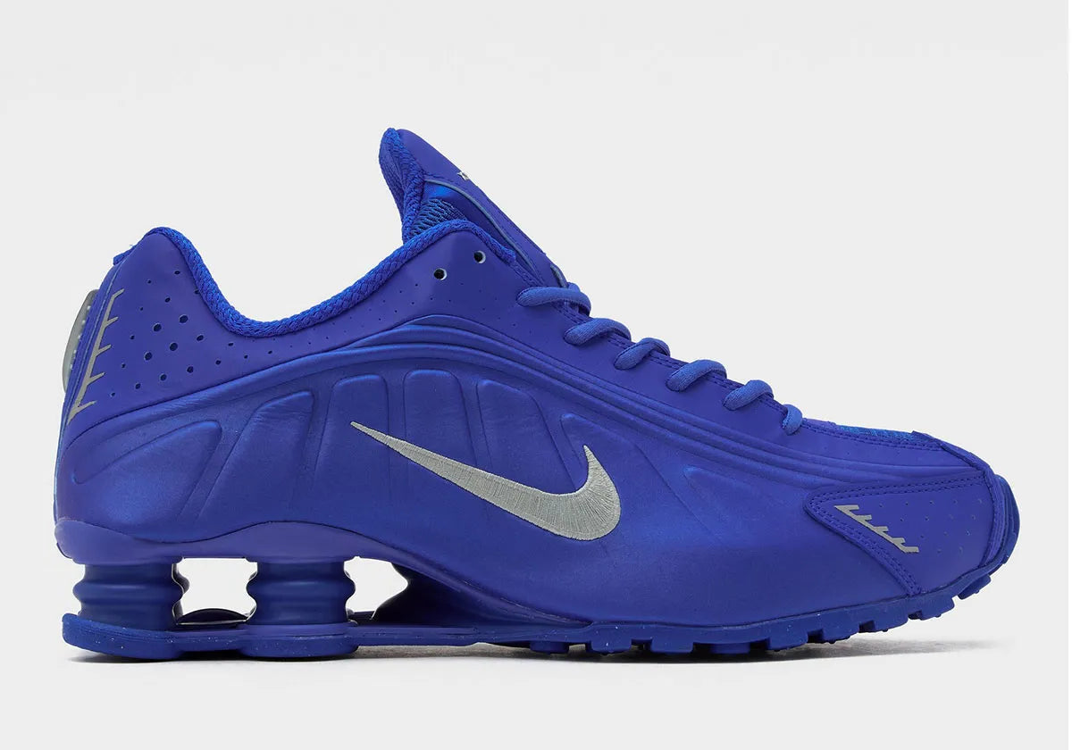 Nike Shox R4 Racer Blue Metallic Silver – sneakers premium rétro-futuristes pour lifestyle et running, vue de face