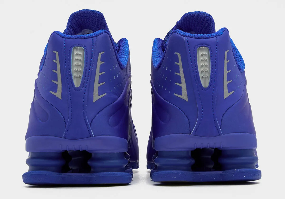 Nike Shox R4 Racer Blue Metallic Silver – sneakers premium rétro-futuristes pour lifestyle et running, vue de dos