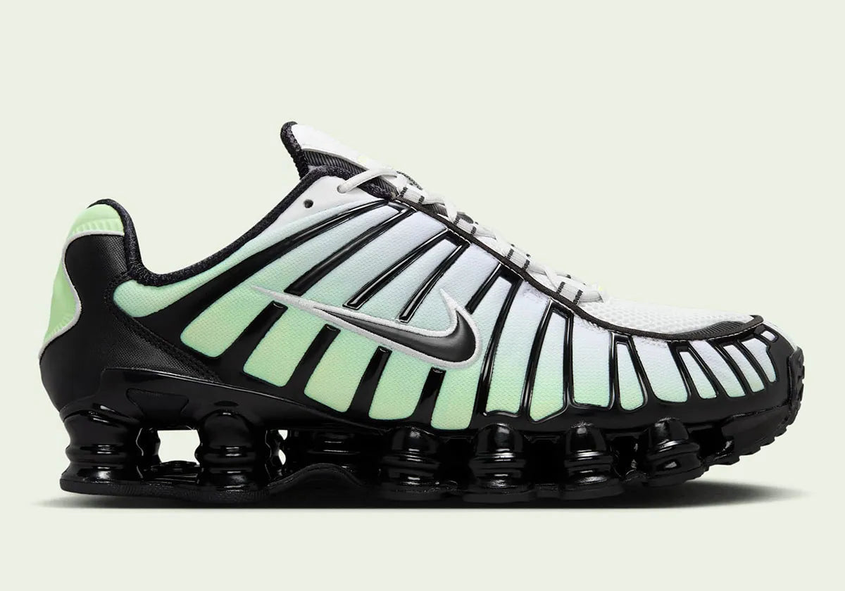 Nike Shox TL Vapor Green Black noires avec détails vert Vapor Green et amorti Nike Shox sur toute la longueur.