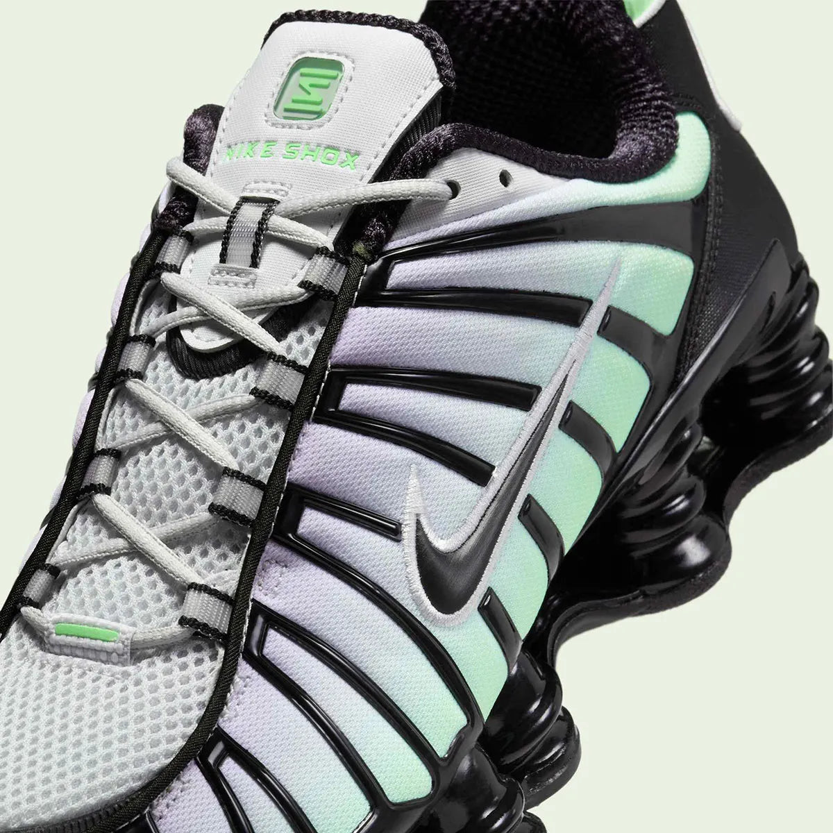 Nike Shox TL Vapor Green Black noires avec détails vert Vapor Green et amorti Nike Shox sur toute la longueur.