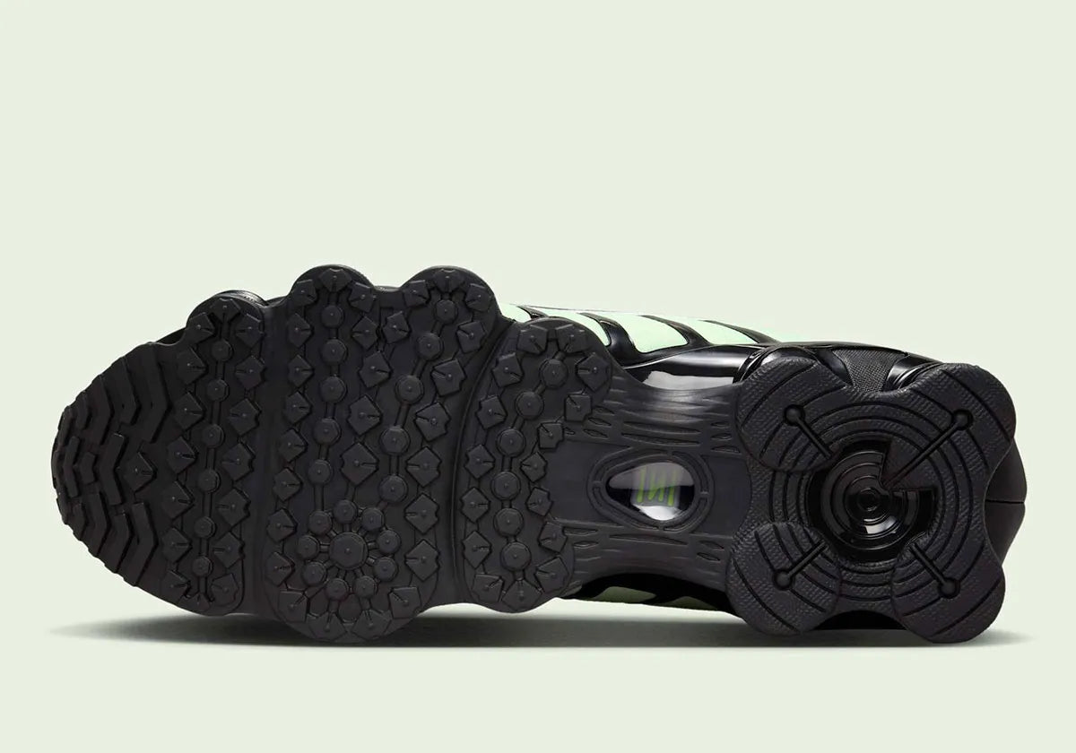 Nike Shox TL Vapor Green Black noires avec détails vert Vapor Green et amorti Nike Shox sur toute la longueur.