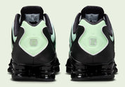 Nike Shox TL Vapor Green Black noires avec détails vert Vapor Green et amorti Nike Shox sur toute la longueur.