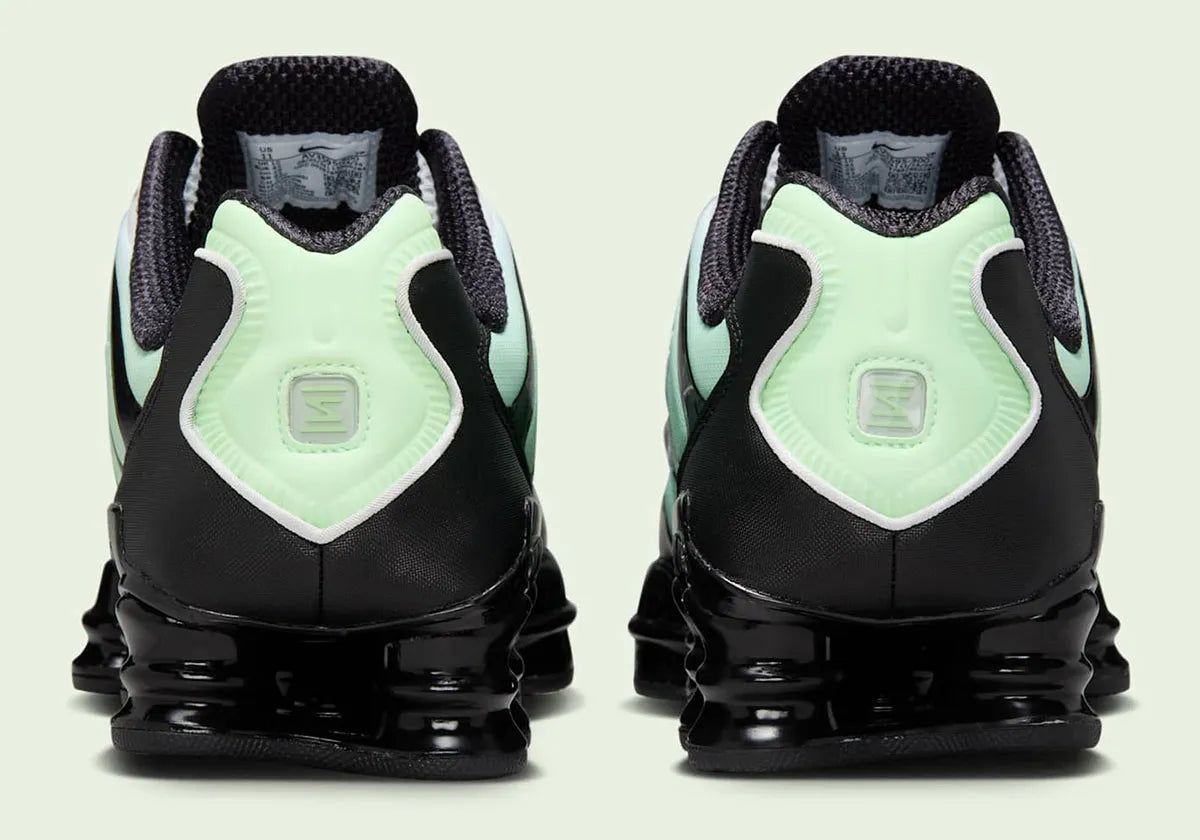 Nike Shox TL Vapor Green Black noires avec détails vert Vapor Green et amorti Nike Shox sur toute la longueur.