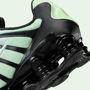 Nike Shox TL Vapor Green Black noires avec détails vert Vapor Green et amorti Nike Shox sur toute la longueur.