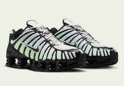 Nike Shox TL Vapor Green Black noires avec détails vert Vapor Green et amorti Nike Shox sur toute la longueur.