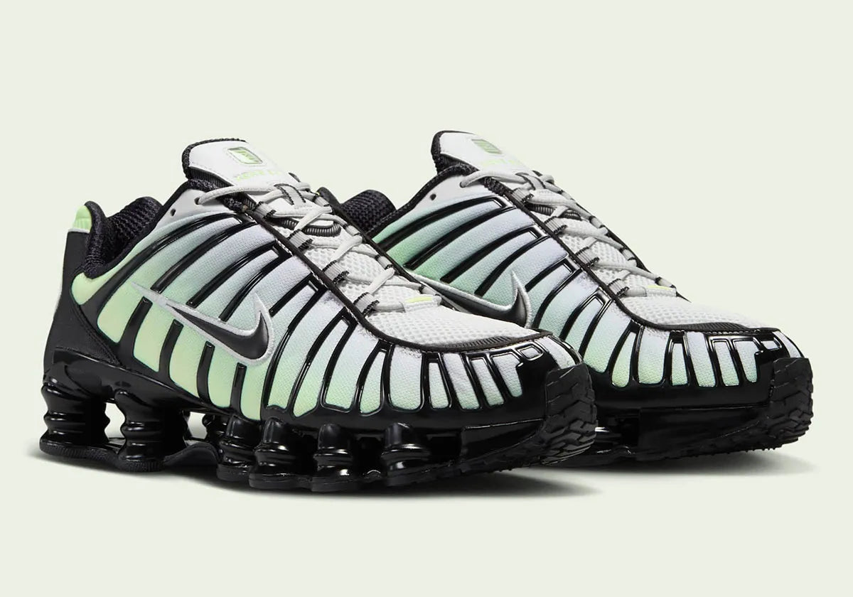 Nike Shox TL Vapor Green Black noires avec détails vert Vapor Green et amorti Nike Shox sur toute la longueur.
