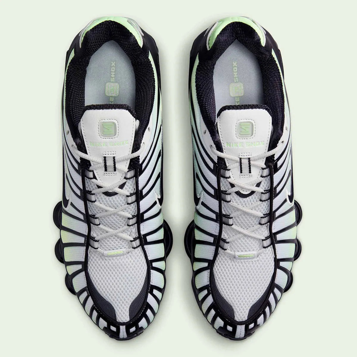 Nike Shox TL Vapor Green Black noires avec détails vert Vapor Green et amorti Nike Shox sur toute la longueur.