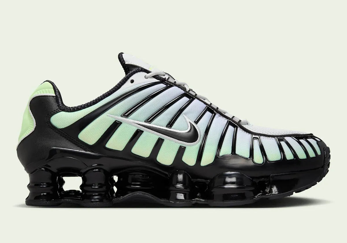 Nike Shox TL Vapor Green Black noires avec détails vert Vapor Green et amorti Nike Shox sur toute la longueur.