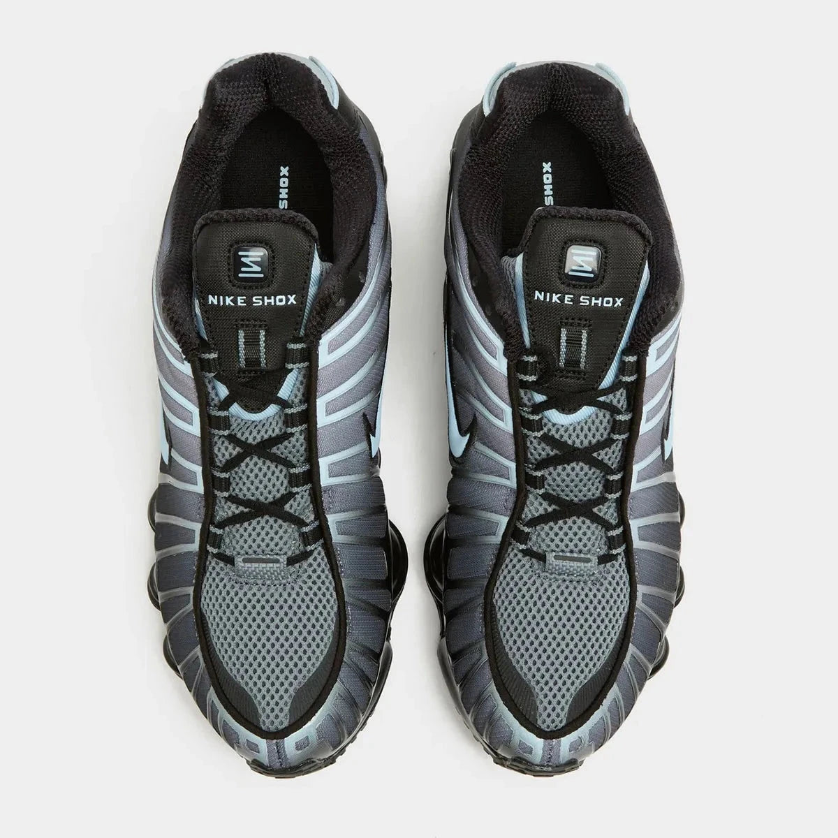 Nike Shox TL Black Celestine Blue noires avec détails bleu Celestine Blue et amorti Nike Shox sur toute la longueur.
