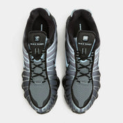 Nike Shox TL Black Celestine Blue noires avec détails bleu Celestine Blue et amorti Nike Shox sur toute la longueur.