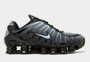 Nike Shox TL Black Celestine Blue noires avec détails bleu Celestine Blue et amorti Nike Shox sur toute la longueur.