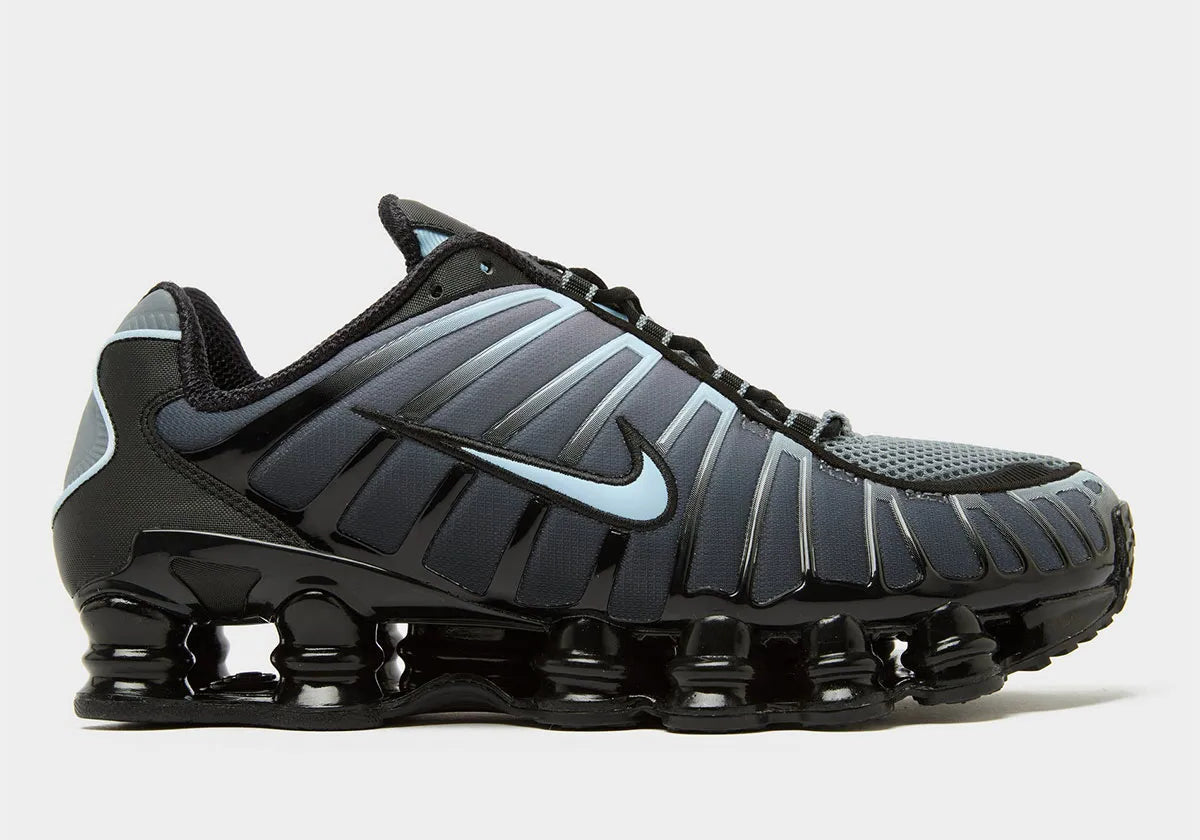 Nike Shox TL Black Celestine Blue noires avec détails bleu Celestine Blue et amorti Nike Shox sur toute la longueur.