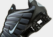 Nike Shox TL Black Celestine Blue noires avec détails bleu Celestine Blue et amorti Nike Shox sur toute la longueur.