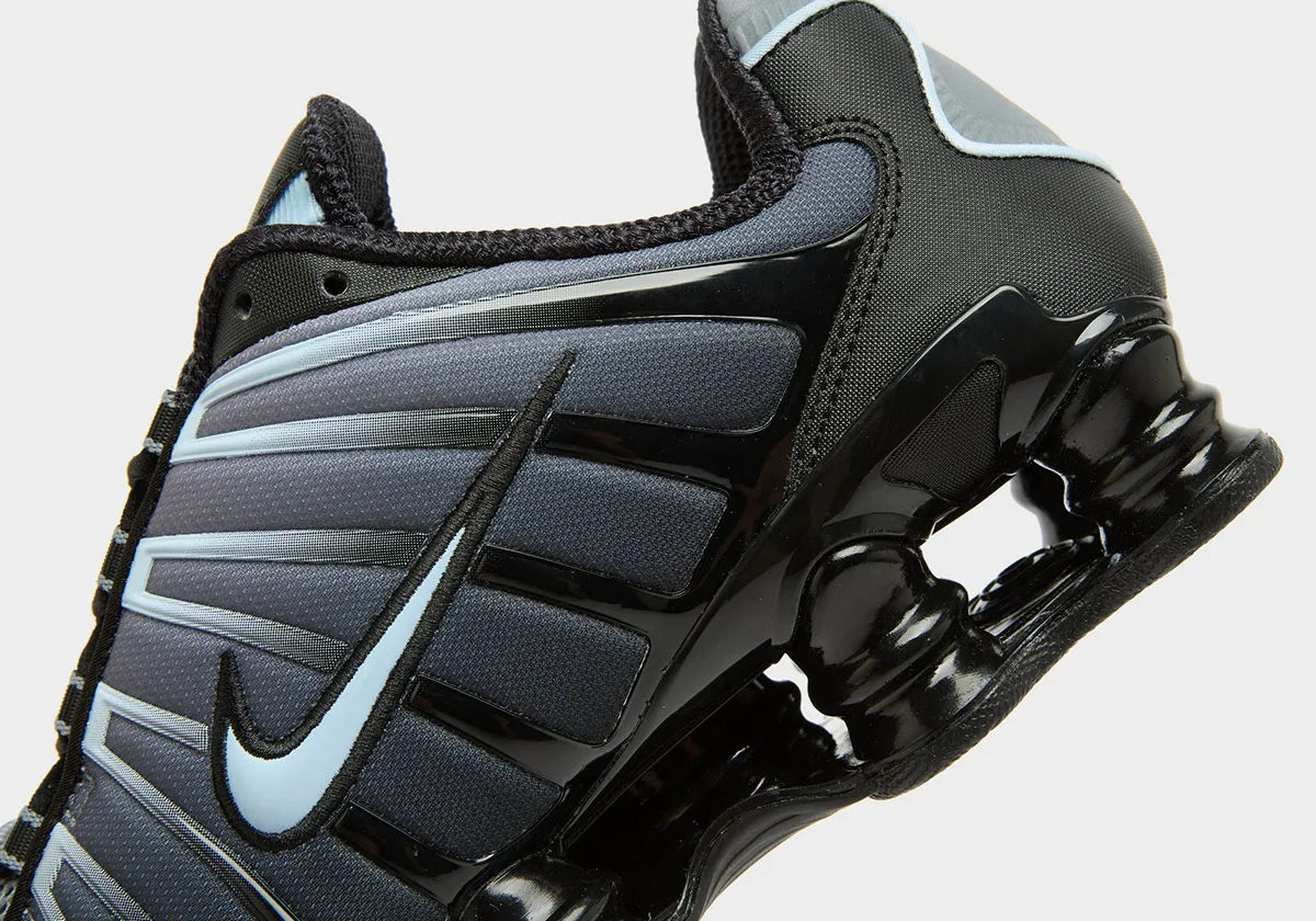 Nike Shox TL Black Celestine Blue noires avec détails bleu Celestine Blue et amorti Nike Shox sur toute la longueur.