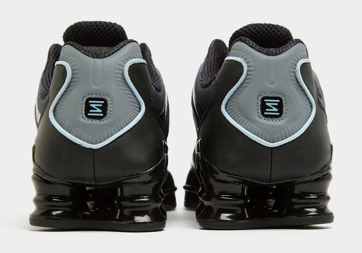 Nike Shox TL Black Celestine Blue noires avec détails bleu Celestine Blue et amorti Nike Shox sur toute la longueur.