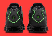 Nike Shox TL Black Green Strike noires avec détails vert Green Strike et amorti Shox sur toute la longueur.