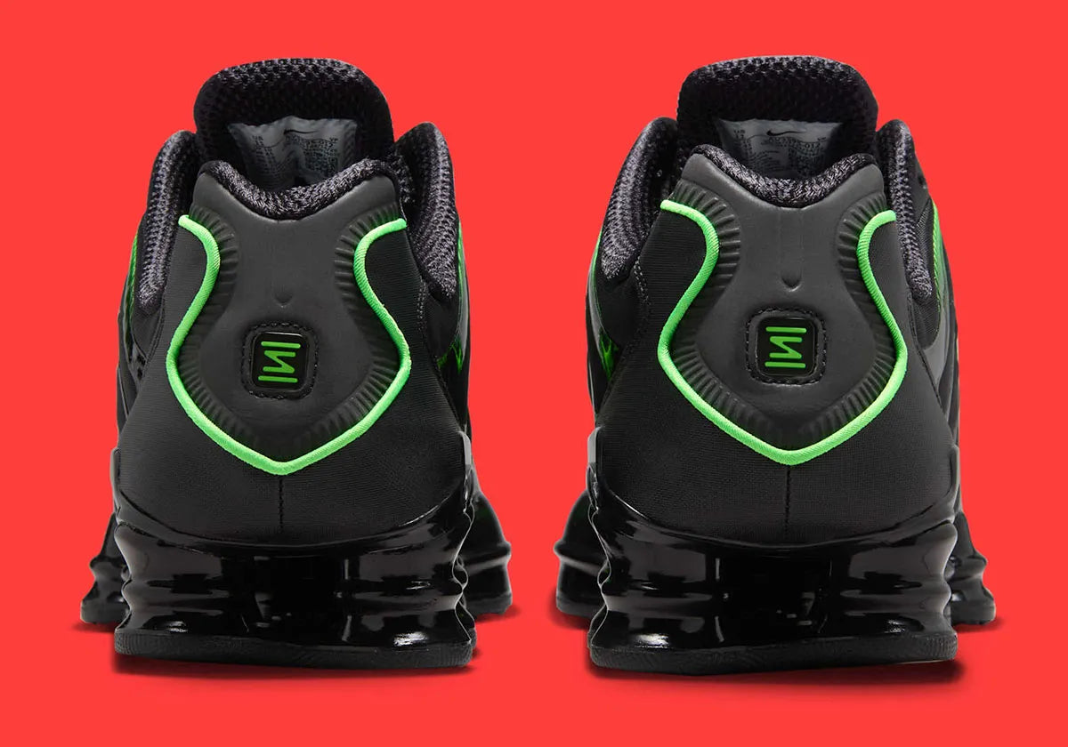 Nike Shox TL Black Green Strike noires avec détails vert Green Strike et amorti Shox sur toute la longueur.