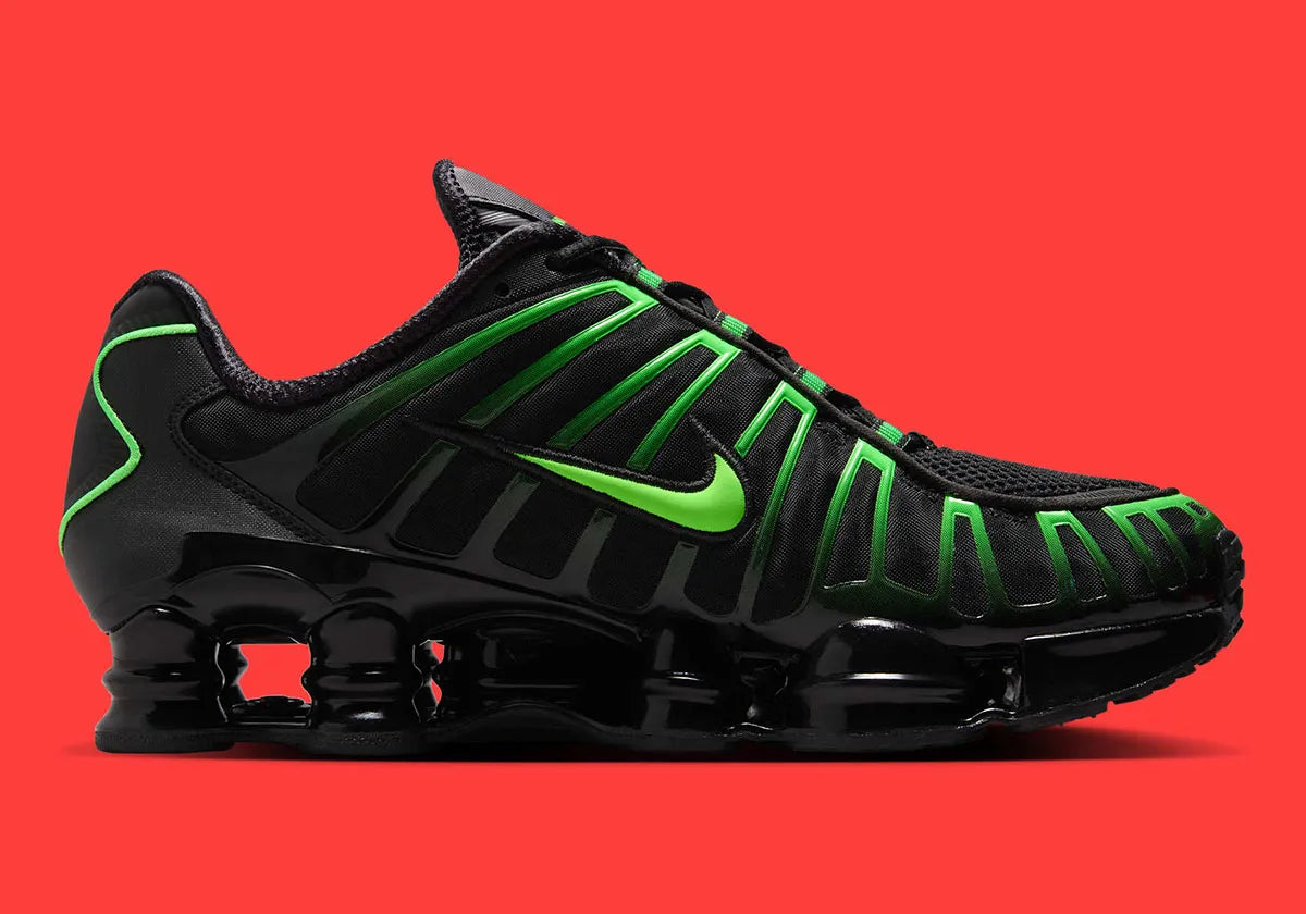 Nike Shox TL Black Green Strike noires avec détails vert Green Strike et amorti Shox sur toute la longueur.
