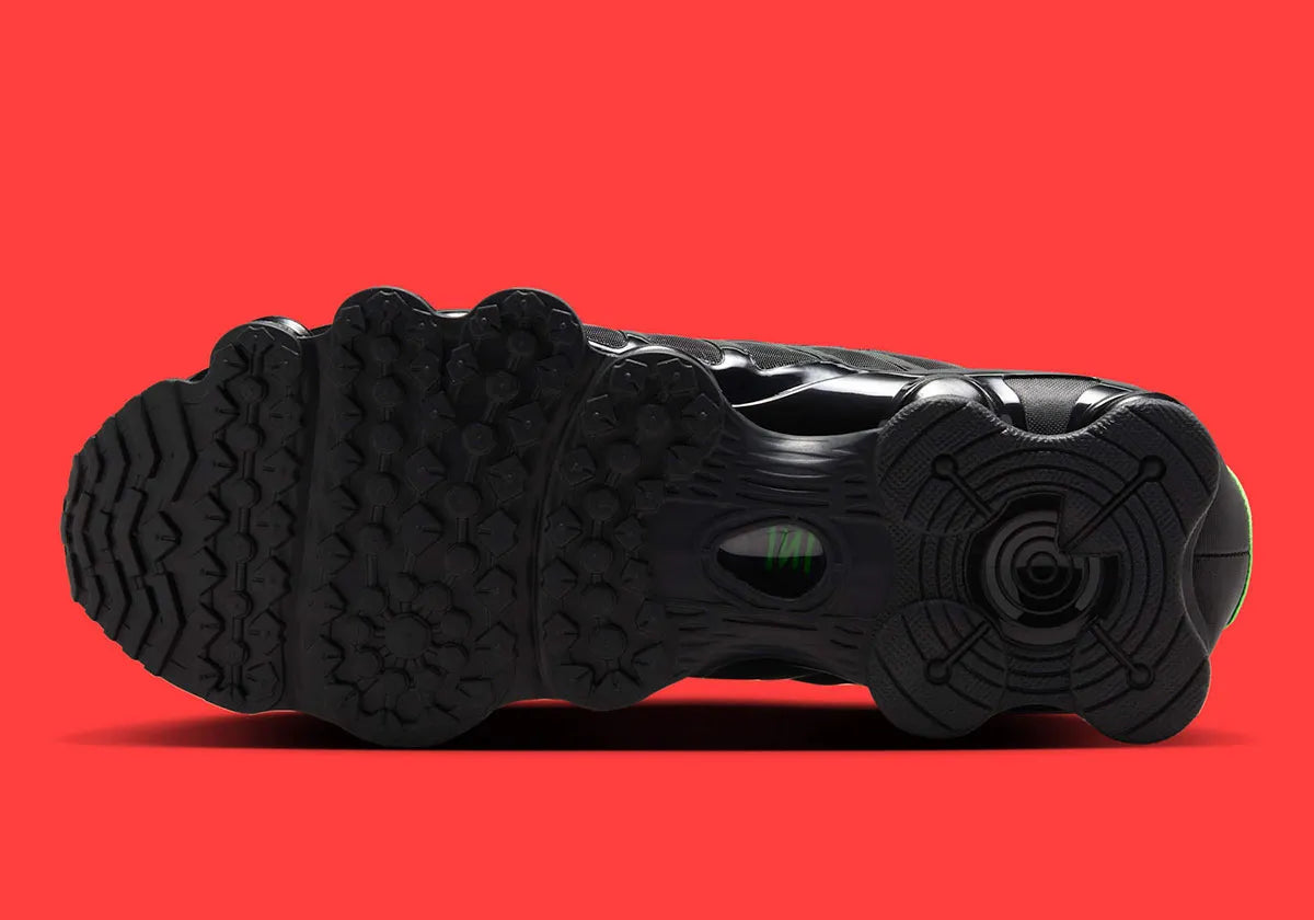 Nike Shox TL Black Green Strike noires avec détails vert Green Strike et amorti Shox sur toute la longueur.